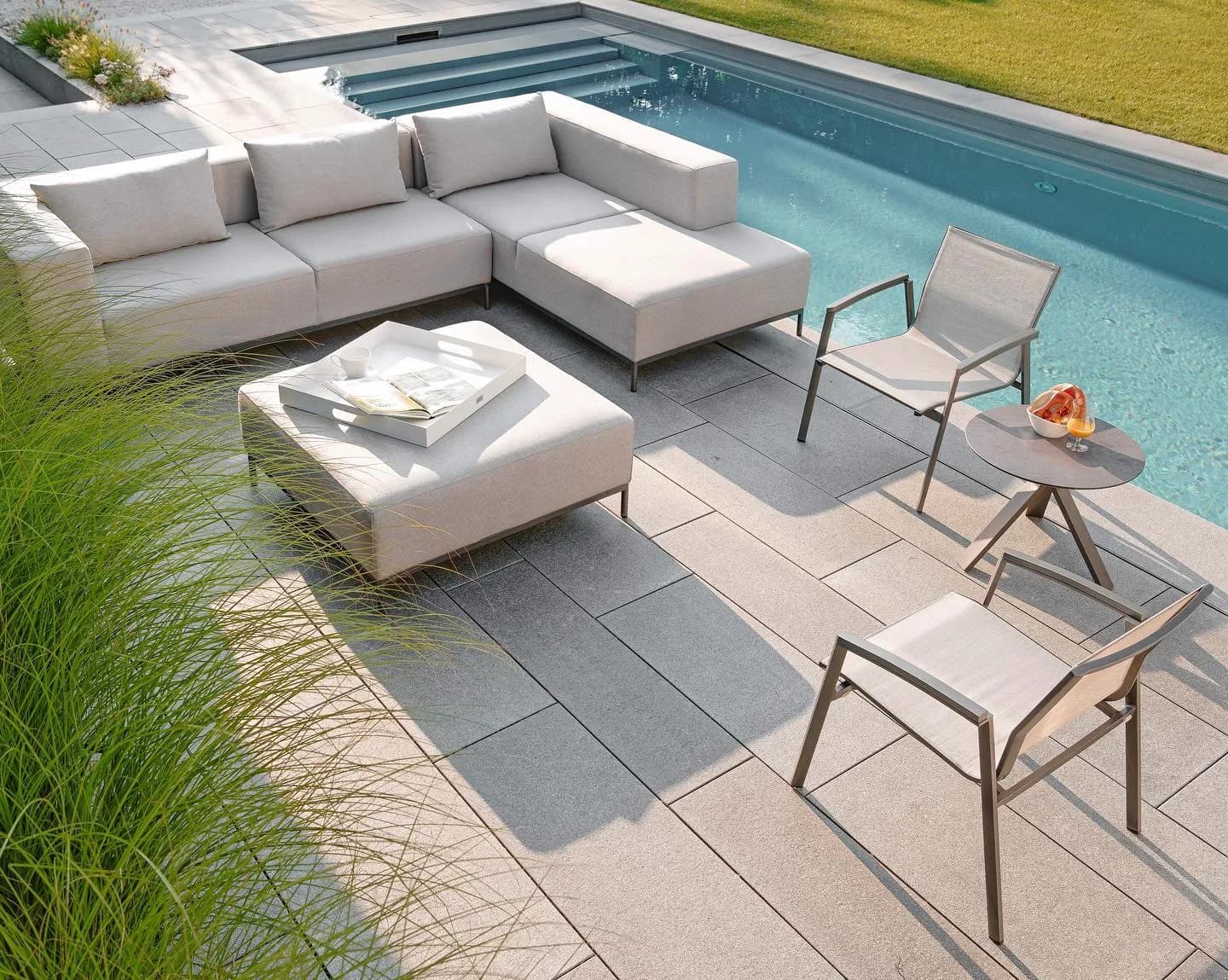 Taavi Lounge: Moderne Outdoor Eleganz